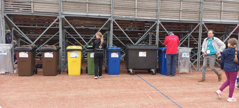 Pönttöjä kaikissa väreissä – MM-kilpailuareenoilla jätteet lajitellaan suunnitelmallisesti / Bins in all colors – waste sorted systematically at World Championships arenas